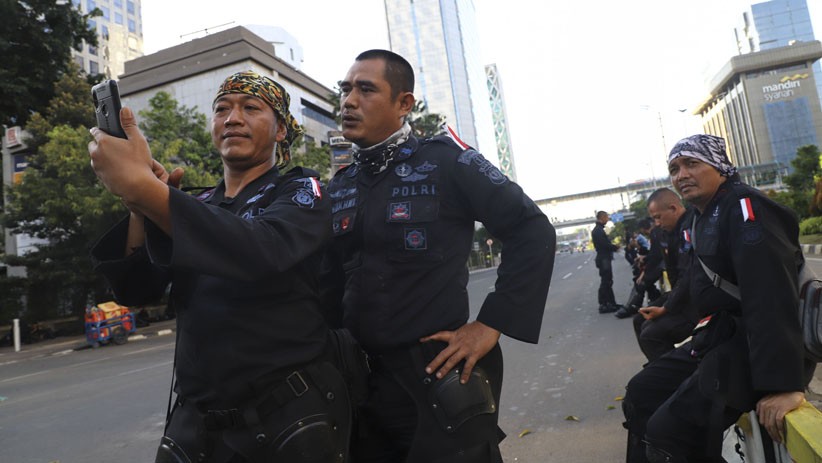 Momen Brimob Video Call dengan Keluarga saat Jaga Gedung Bawaslu - Bagian 2