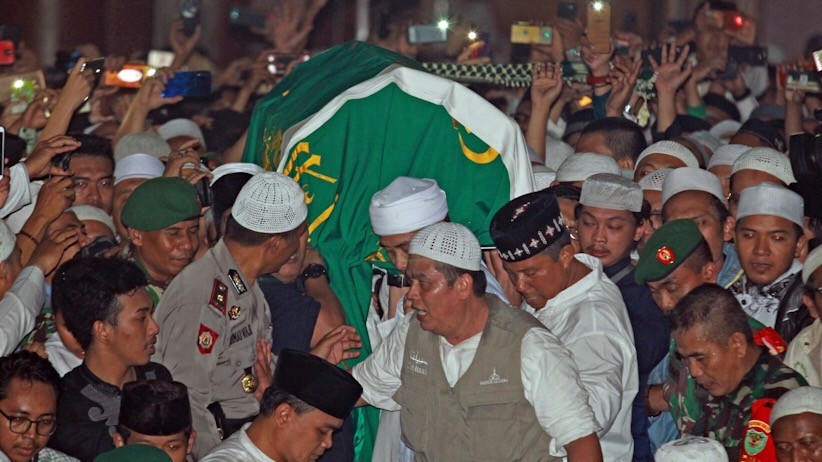 Ribuan Orang Hadiri Pemakaman Ustaz Arifin Ilham - Bagian 3