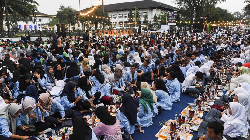 10.000 Warga Jabar Ikuti Buka Puasa Bersama On The Street 2019