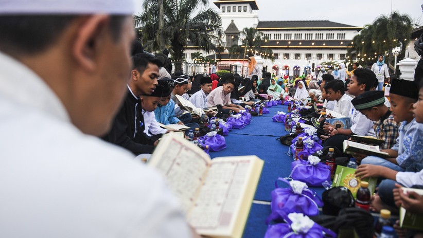 10.000 Warga Jabar Ikuti Buka Puasa Bersama On The Street 2019 - Bagian 2