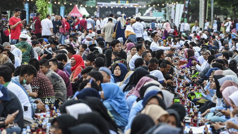 10.000 Warga Jabar Ikuti Buka Puasa Bersama On The Street 2019