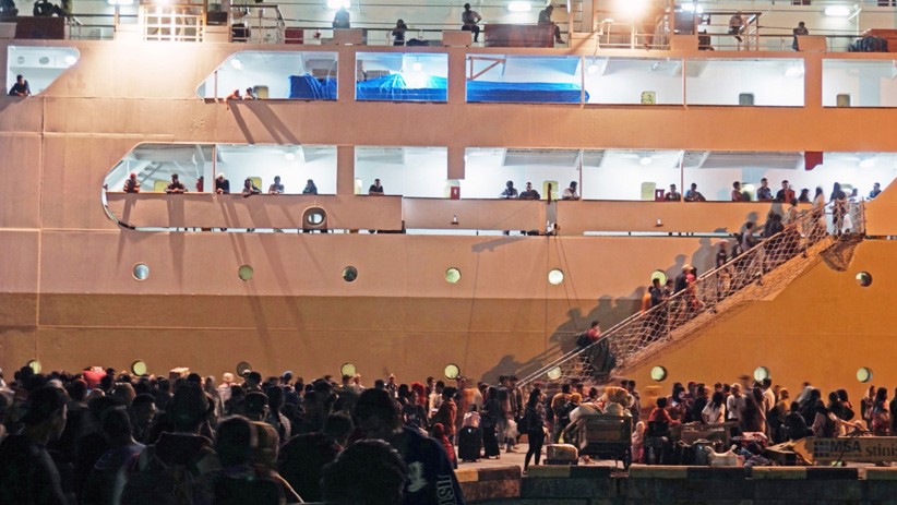 Mudik Lebih Awal, Ribuan Penumpang Padati Pelabuhan Pantoloan Palu