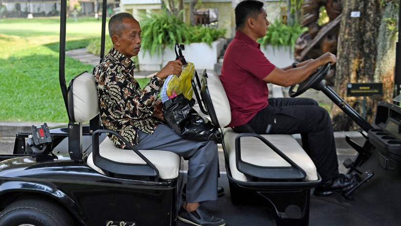 Jokowi Berikan Baju dan Modal Usaha untuk Korban Penjarahan Aksi 22 Mei - Bagian 2