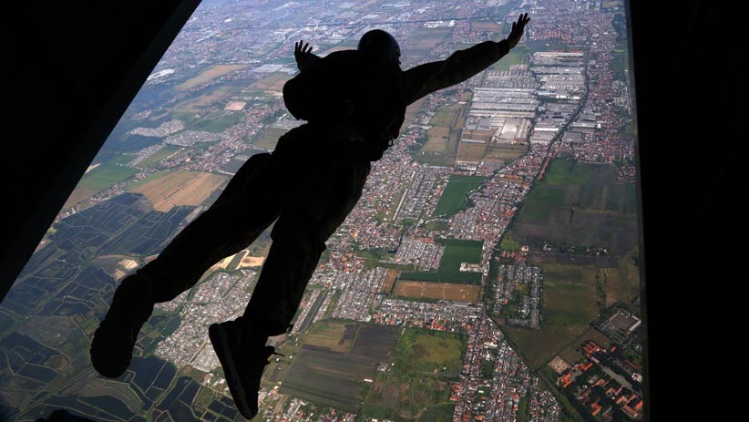 Aksi Siswa Kopaska Terjun Tempur Free Fall dari Ketinggian 6.000 Kaki