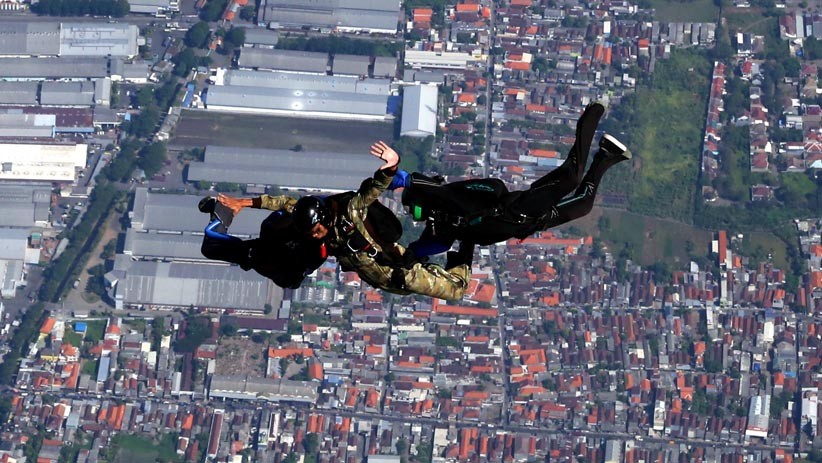 Aksi Siswa Kopaska Terjun Tempur Free Fall dari Ketinggian 6.000 Kaki Aksi Siswa Kopaska Terjun Tempur Free Fall dari Ketinggian 6.000 Kaki