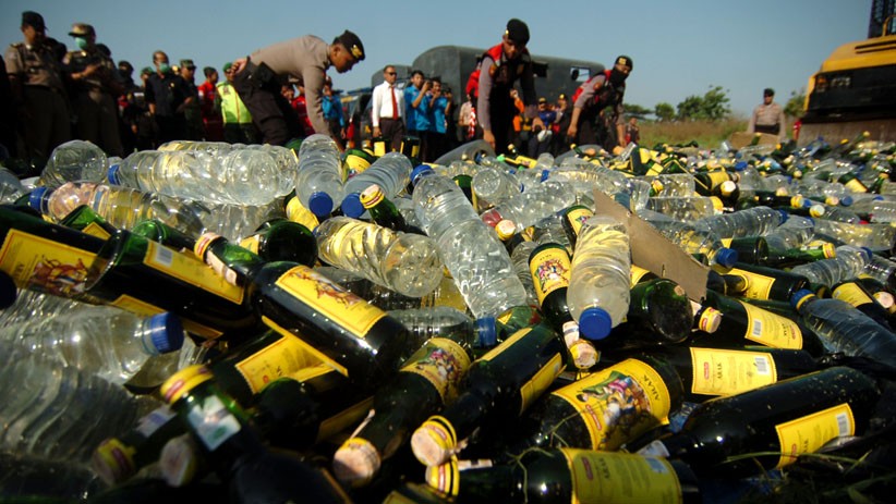 Polisi Sita Ratusan Botol Miras dari 3 Warung Jamu di Purwakarta