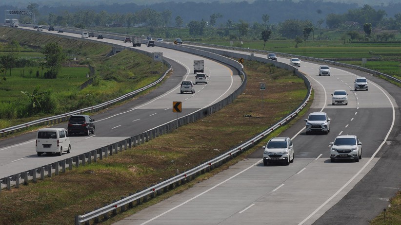 Memasuki H-7 Lebaran, Volume Arus Kendaraan Tol Trans Jawa Meningkat - Bagian 2