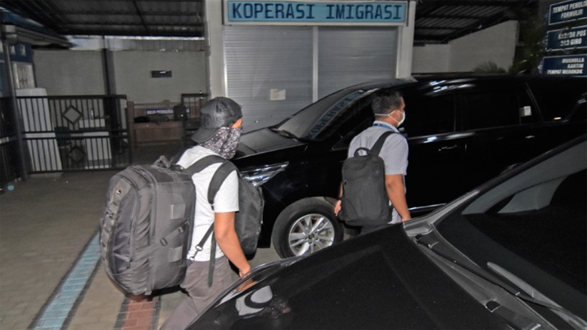 Geledah Kantor Imigrasi Mataram, KPK Bawa 2 Koper Dokumen - Bagian 3