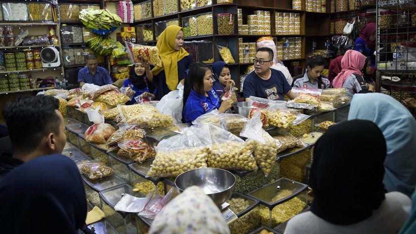 Jelang Lebaran, Penjual Kue Kering Diserbu Pelanggan - Bagian 2