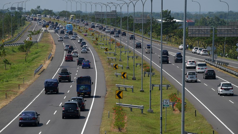 Sistem Satu Arah Berlaku, Lalu Lintas Tol Cipali Ramai Lancar - Bagian 2
