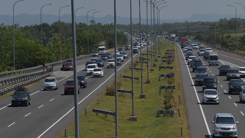 Sistem Satu Arah Berlaku, Lalu Lintas Tol Cipali Ramai Lancar - Bagian 1