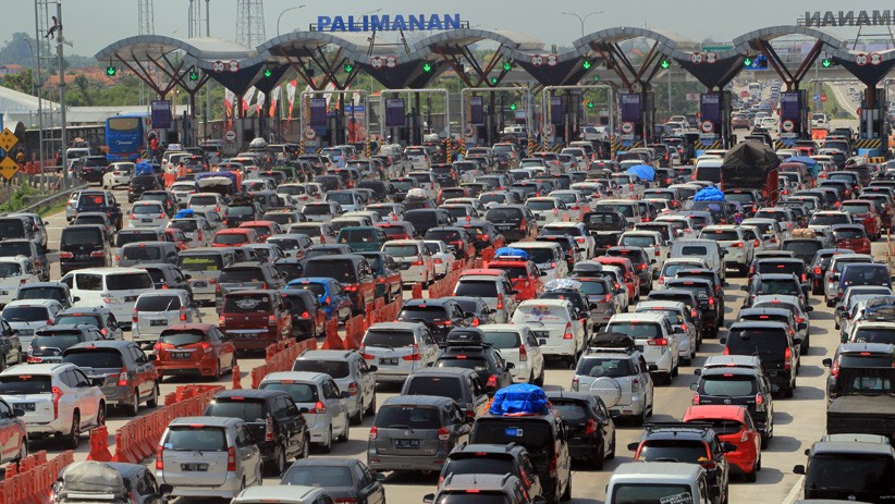 Suasana Antrean Ribuan Kendaraan di Gerbang Tol Palimanan - Bagian 3