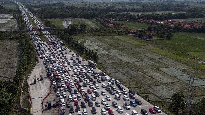 Suasana Antrean Ribuan Kendaraan di Gerbang Tol Palimanan - Bagian 2