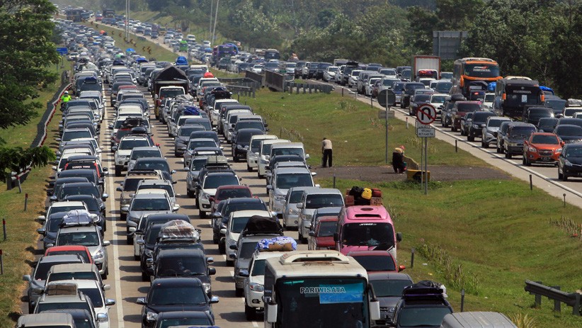 Suasana Antrean Ribuan Kendaraan di Gerbang Tol Palimanan - Bagian 4