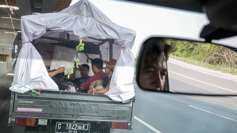 Potret Pemudik Pulang Kampung Pakai Kendaraan Bak Terbuka - Bagian 1