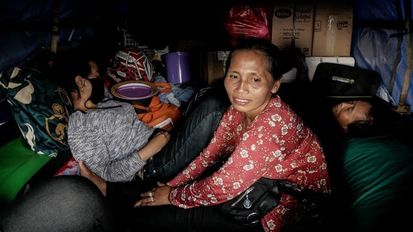 Potret Pemudik Pulang Kampung Pakai Kendaraan Bak Terbuka - Bagian 4
