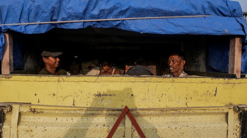 Potret Pemudik Pulang Kampung Pakai Kendaraan Bak Terbuka - Bagian 3