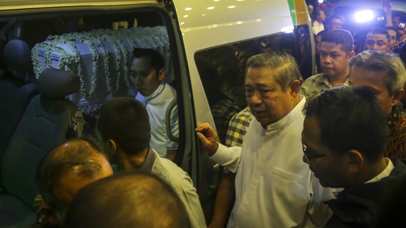 Momen Haru Pelepasan Jenazah Ani Yudhoyono di Singapura - Bagian 1