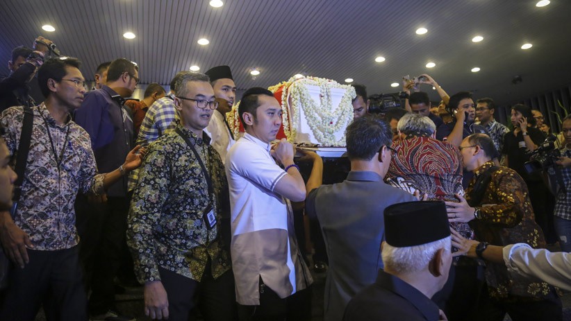 Momen Haru Pelepasan Jenazah Ani Yudhoyono di Singapura - Bagian 3