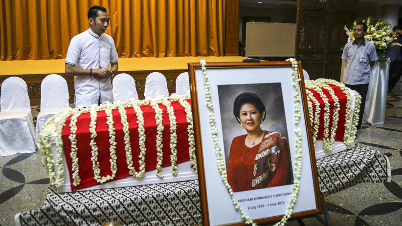 Momen Haru Pelepasan Jenazah Ani Yudhoyono di Singapura - Bagian 5