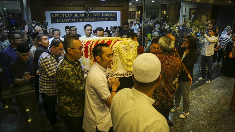 Momen Haru Pelepasan Jenazah Ani Yudhoyono di Singapura - Bagian 4