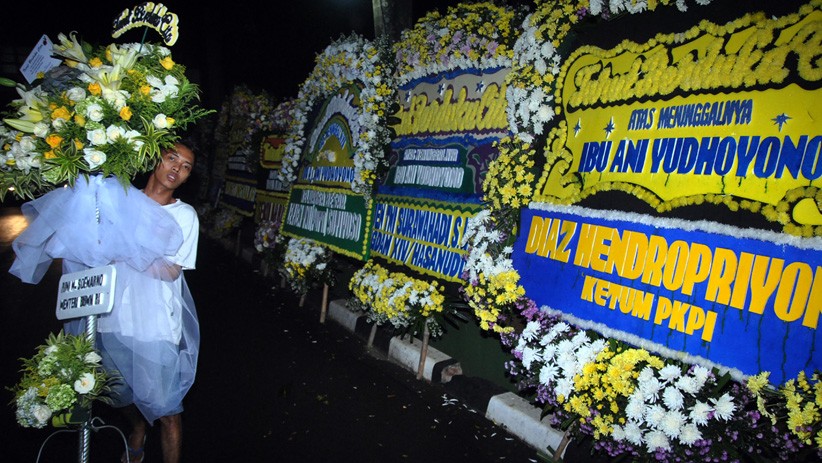 Karangan Bunga Duka Cita Terus Mengalir ke Kediaman Ani Yudhoyono - Bagian 2