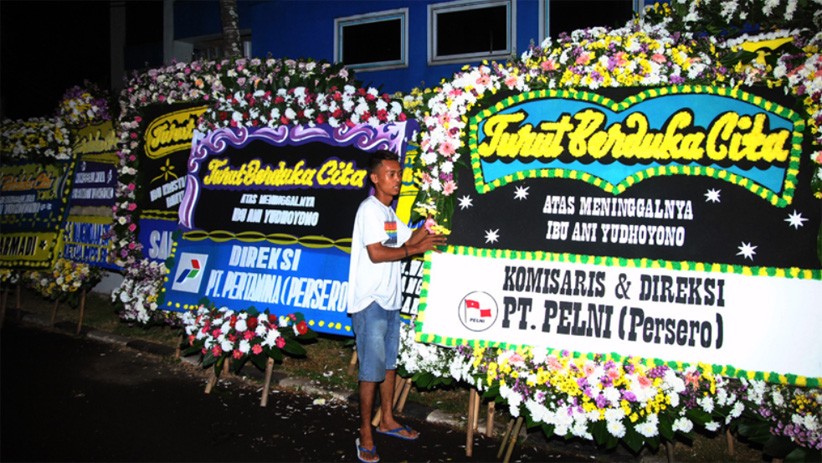 Karangan Bunga Duka Cita Terus Mengalir ke Kediaman Ani Yudhoyono - Bagian 3