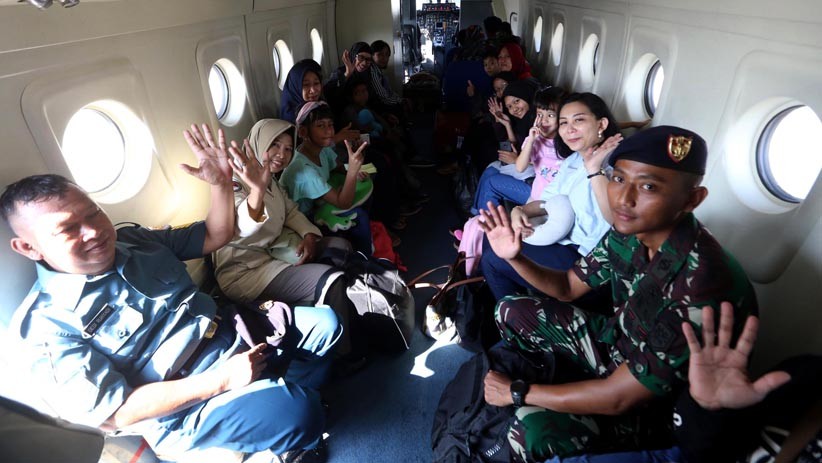 Pesawat Casa NC-212 TNI AL Antarkan Keluarga Prajurit Pulang Kampung - Bagian 3