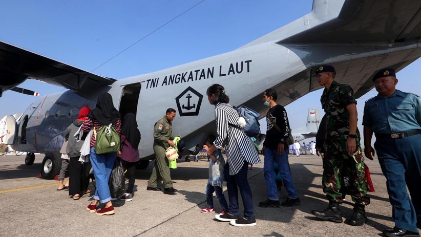 Pesawat Casa NC-212 TNI AL Antarkan Keluarga Prajurit Pulang Kampung - Bagian 1