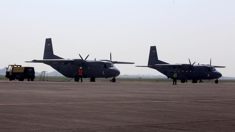 Pesawat Casa NC-212 TNI AL Antarkan Keluarga Prajurit Pulang Kampung - Bagian 4