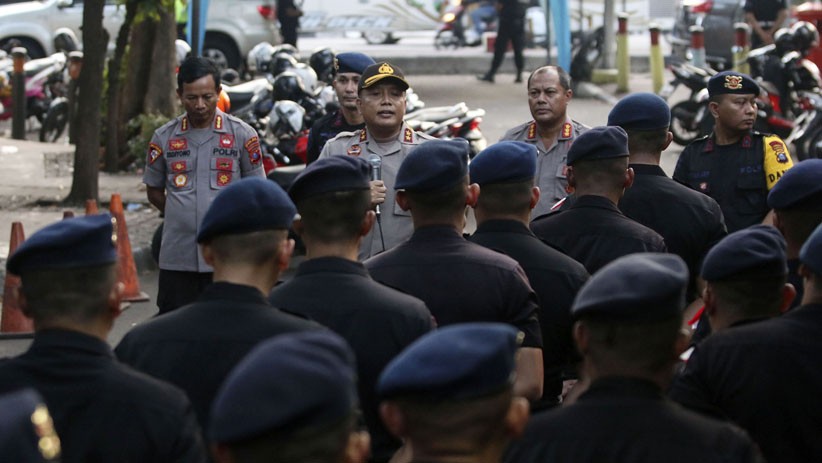 Buka Puasa Bersama Anggota Brimob, Kapolda Kalsel Duduk Lesehan di Jalanan - Bagian 3