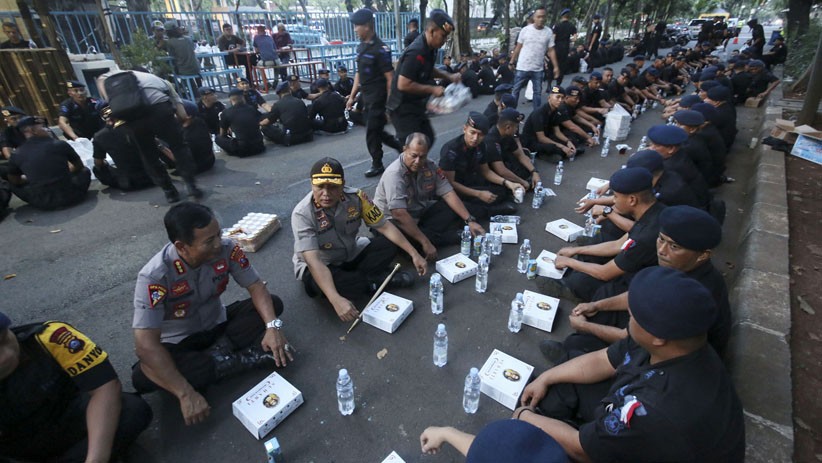 Buka Puasa Bersama Anggota Brimob, Kapolda Kalsel Duduk Lesehan di Jalanan - Bagian 2