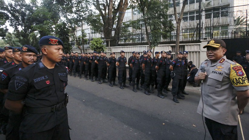 Buka Puasa Bersama Anggota Brimob, Kapolda Kalsel Duduk Lesehan di Jalanan - Bagian 4