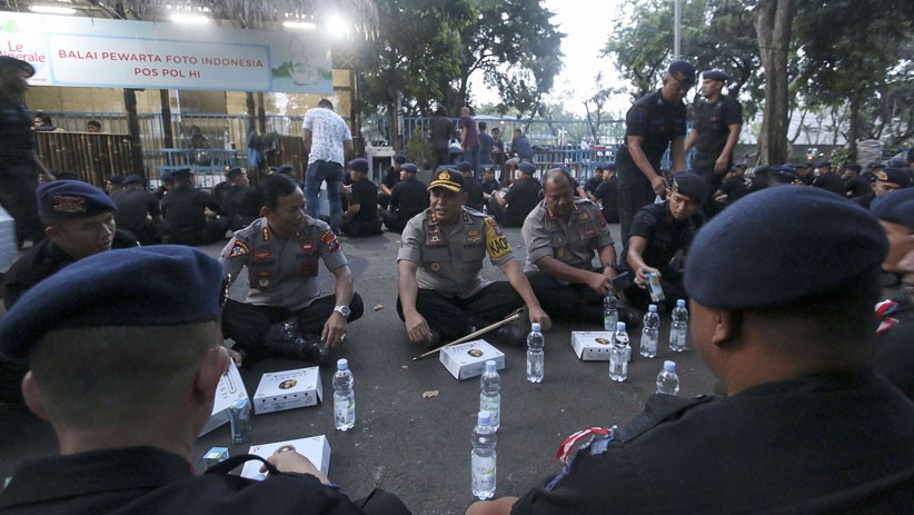 Buka Puasa Bersama Anggota Brimob, Kapolda Kalsel Duduk Lesehan di Jalanan - Bagian 1