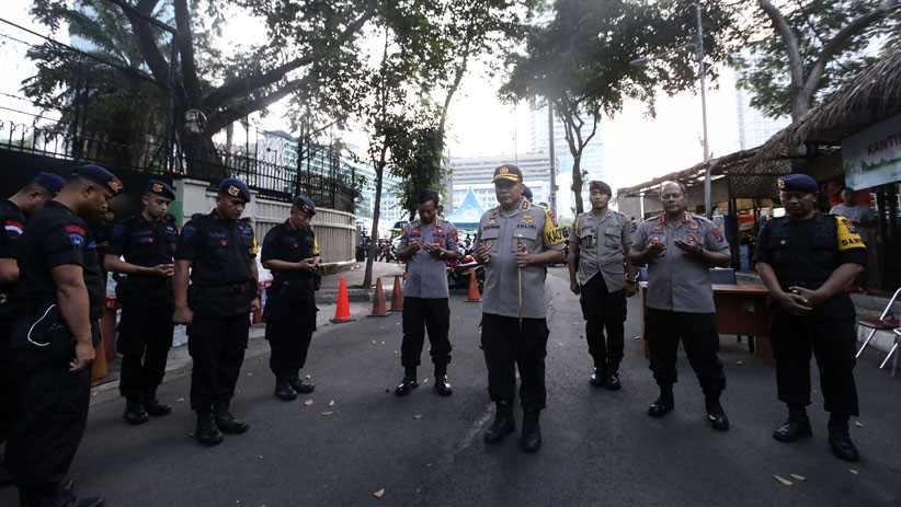 Buka Puasa Bersama Anggota Brimob, Kapolda Kalsel Duduk Lesehan di Jalanan - Bagian 5