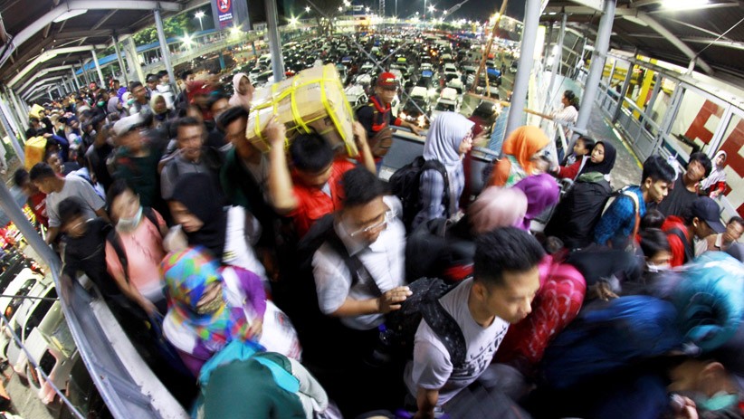 Ribuan Pemudik Padati Pelabuhan Merak - Bagian 3