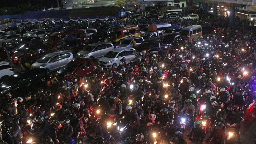 Ribuan Pemudik Padati Pelabuhan Merak - Bagian 1