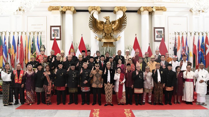 Peringati Hari Lahir Pancasila, Jokowi bersama Tokoh Nasional Pakai Baju Adat - Bagian 1