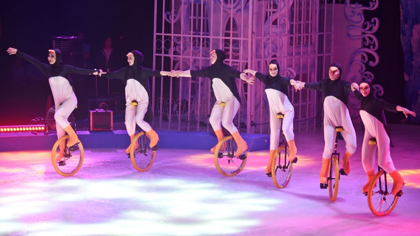 Melihat Serunya Atraksi Sirkus di Atas Es Asal Rusia - Bagian 2