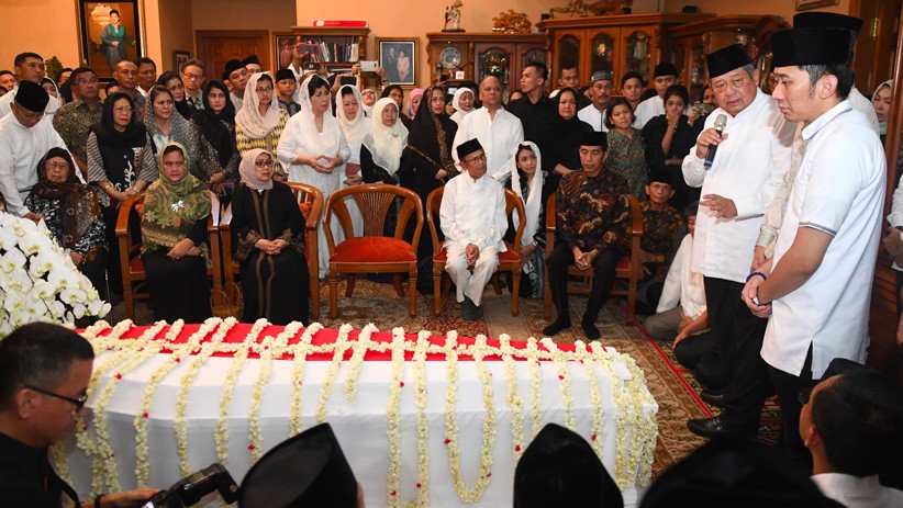 Tangisan SBY, AHY dan Ibas Antarkan Jenazah Ani Yudhoyono - Bagian 1