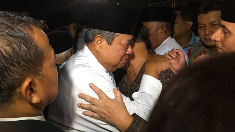 Tangisan SBY, AHY dan Ibas Antarkan Jenazah Ani Yudhoyono - Bagian 4