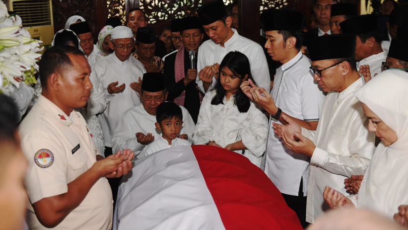 Jenazah Ani Yudhoyono Dipindah ke Pendopo Puri Cikeas - Bagian 1