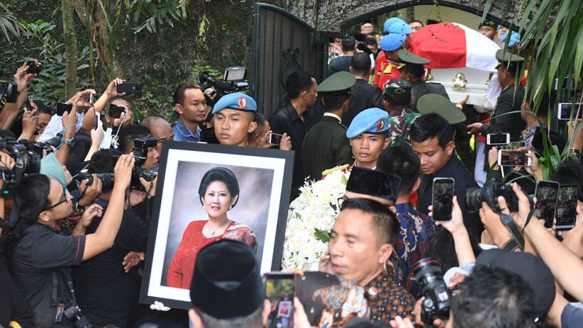 Jenazah Ani Yudhoyono Dipindah ke Pendopo Puri Cikeas - Bagian 3