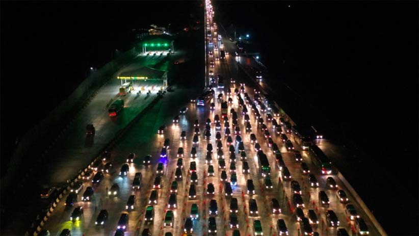 Penampakan dari Udara Puncak Arus Mudik di Tol Cikampek - Bagian 2
