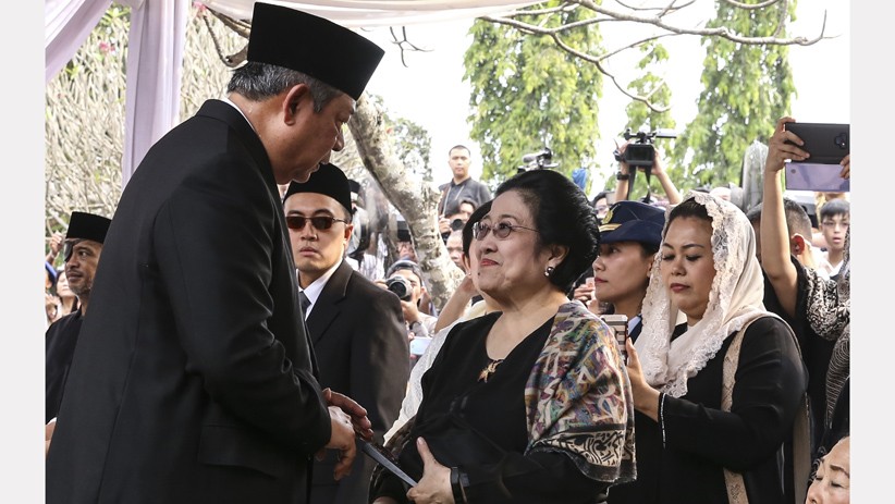 Momen Senyum Megawati saat Bersalaman dengan SBY di Pemakaman Ani Yudhoyono - Bagian 2