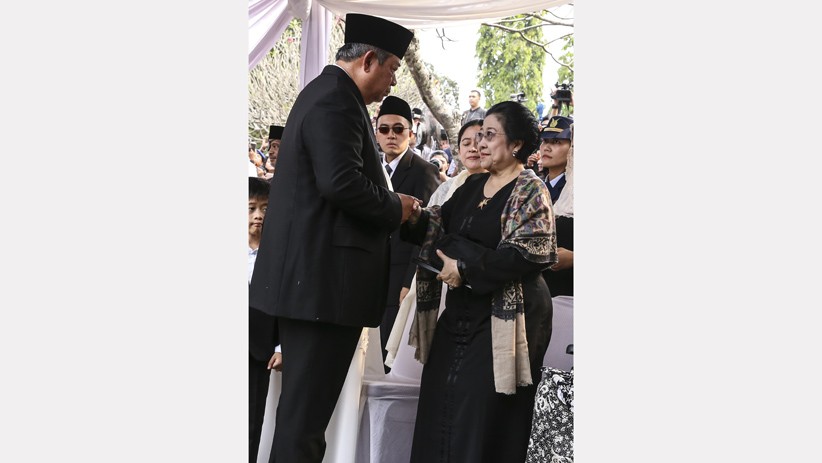 Momen Senyum Megawati saat Bersalaman dengan SBY di Pemakaman Ani Yudhoyono - Bagian 1