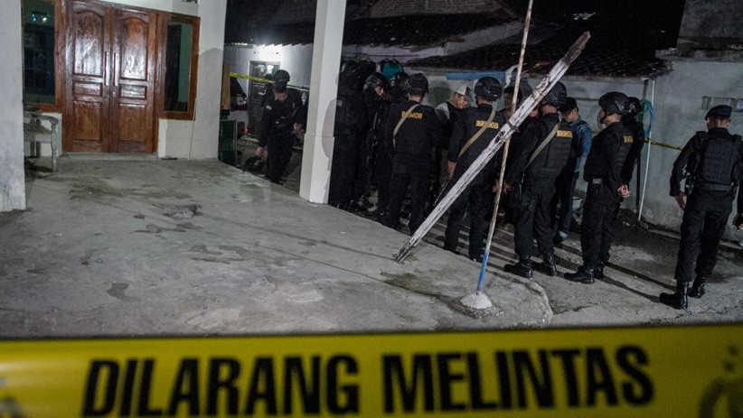 Polisi Geledah Rumah Terduga Pelaku Peledakan Pospam Kartasura - Bagian 2