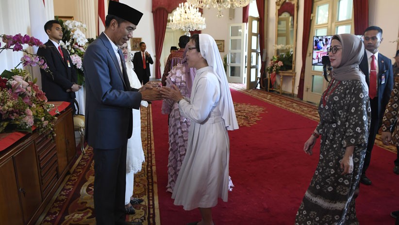 Pria Ini Sujud di Depan Presiden Jokowi saat Halalbihalal - Bagian 4