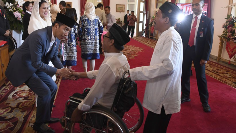 Pria Ini Sujud di Depan Presiden Jokowi saat Halalbihalal - Bagian 3