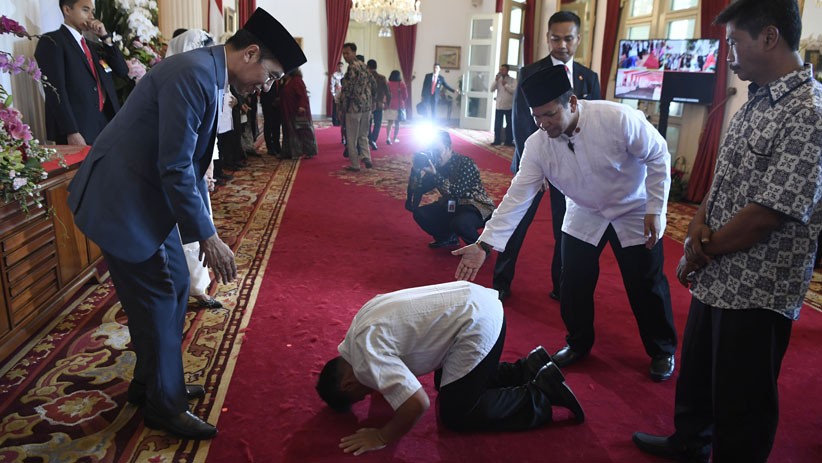 Pria Ini Sujud di Depan Presiden Jokowi saat Halalbihalal - Bagian 1
